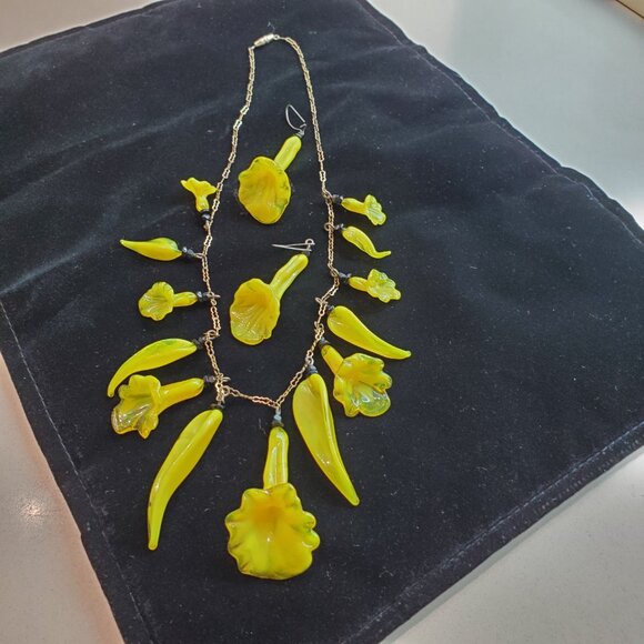 TRUE VINTAGE YELLOW GLASS NECKLACE AND EARRINGS - Picture 3 of 3